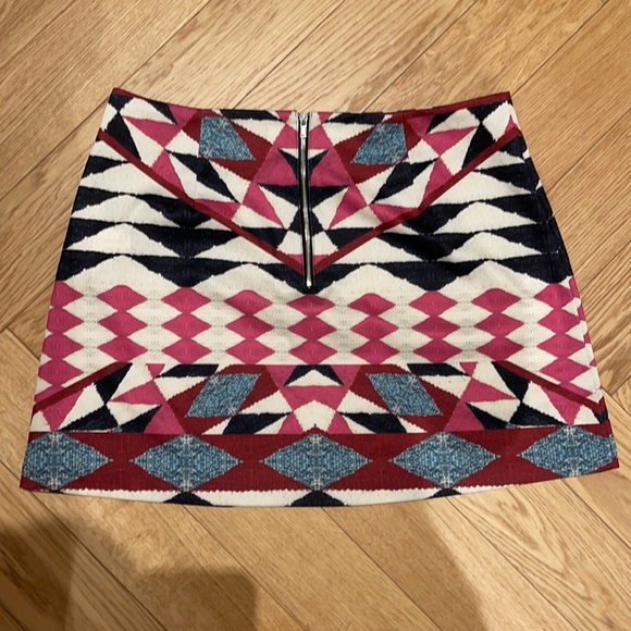 MINKPINK Geometric Exposed Back Zipper Mini Skirt - Picture 3 of 3